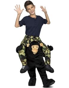 아이를위한 의상에 검은 원숭이를 타고