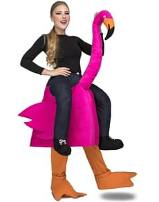 Ροζ φλαμίνγκο σε κοστούμι για ενήλικες