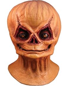 Сэм раскрыл латексную маску Trick or Treat