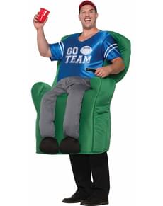 성인이 소파 의상에서 경기를 지켜보고 있습니다.