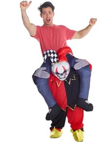Costum de clovn pe umerii unui Arlechin Carry Me