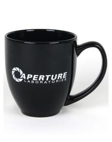 Hrnek se vchodem do laboratoří Portal 2