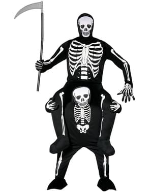 Fato às costas de esqueleto sobre a morte
