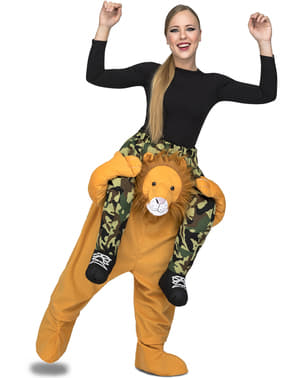 Лъв се качва на костюм за възрастни