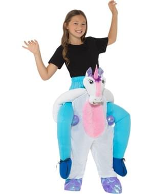 Kostümlü beyaz tek boynuzlu at binmek çocuklar için