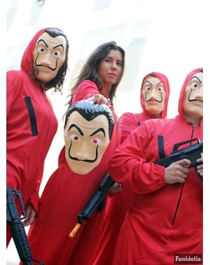 Костюм от „Хартиената къща“