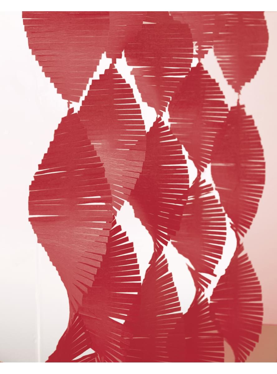 Závěs ze střapců z krepového papíru červený