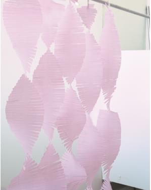 Frynsegardin i lyserød lavet af crepe papir