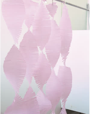 クレープ紙で作られた淡いピンクのタッセルカーテン