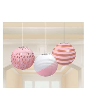 3 sirkler med varierte utskrifter i en rosa tone