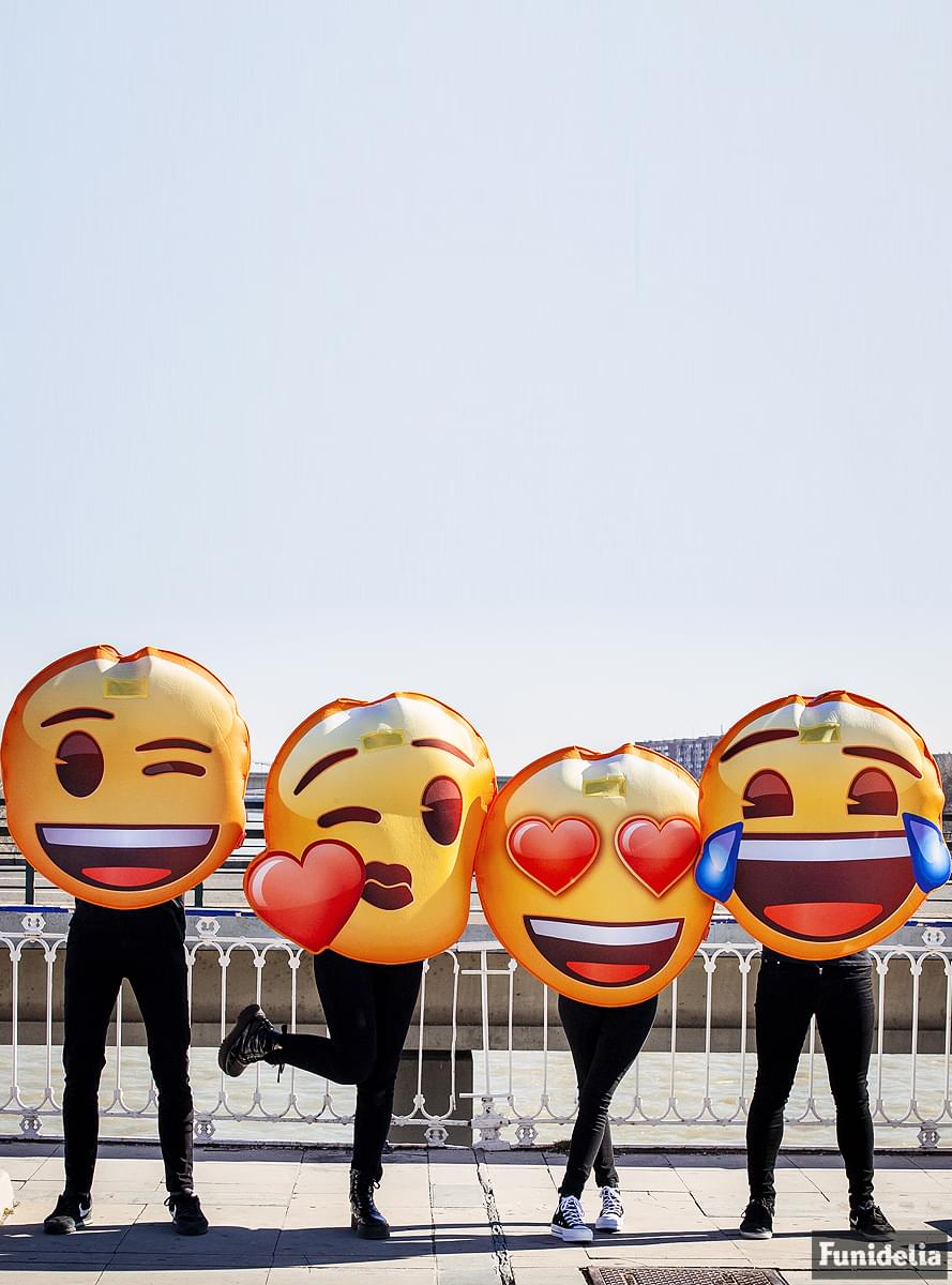 Disfraz de Emoji sonriente con ojos de corazón. Have Fun ...