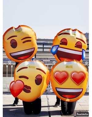 Emoji kacsintós jelmez