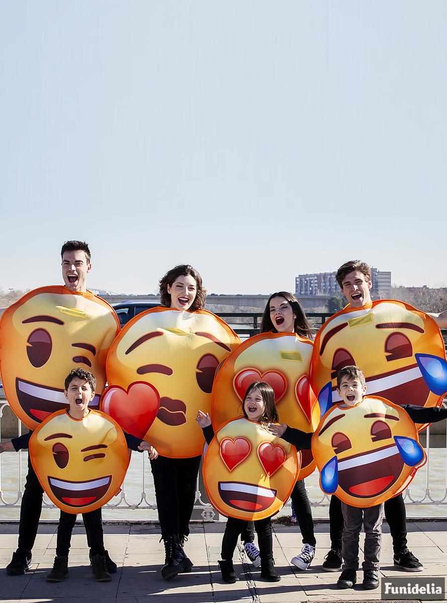 Anak Emoji Kostum tersenyum dengan mata hati