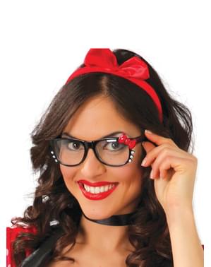 Kacamata dengan busur merah