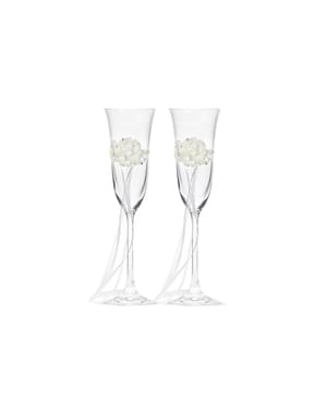 सफेद रिबन और फूलों के साथ 2 शैम्पेन ग्लास का सेट