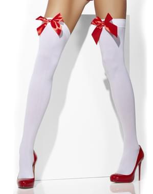 Putih seksi memegang celana ketat dengan busur merah
