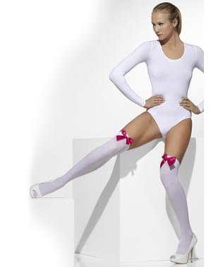 Bijela drži čarape s ružičastim lukovima