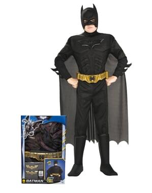 Kaslı Batman TDK bir kutudaki bir çocuk için kostümünü yükseltir