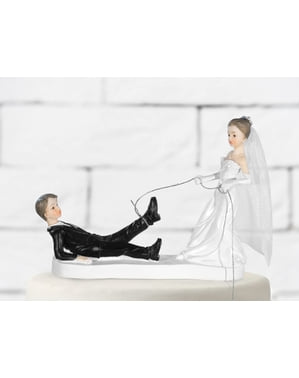 Sosok kue pengantin dengan pengantin pria diikat di kaki