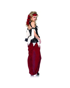 Treasure burier costume for a woman