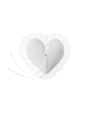 सफेद ट्यूल के साथ दिल के आकार में रिंग कुशन