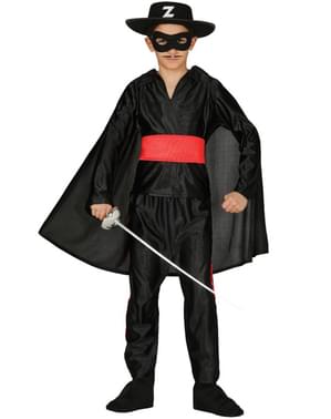 Zēni maskē Zorro kostīmu