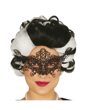 女性は仮面舞踏会のマスクを刺繍