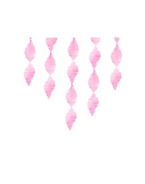 Garland merah muda yang terbuat dari kertas krep