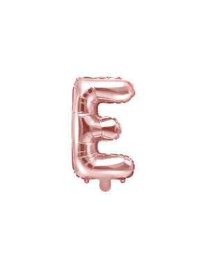 Huruf E menggulung balon di emas mawar
