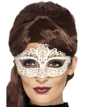 Bir kadın için dantel göz maskesi