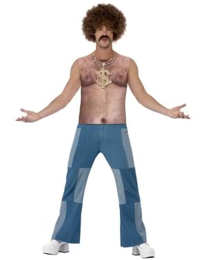 בחולצת טריקו עם חזה שעיר לגברים