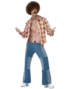 בחולצת טריקו עם חזה שעיר לגברים