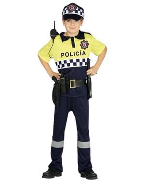 Fato de polícia local para menino