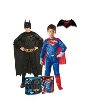 Kiste med Batman- og Supermankostume til drenge