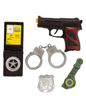 Couteau, pistolet et menottes de policier, enfant