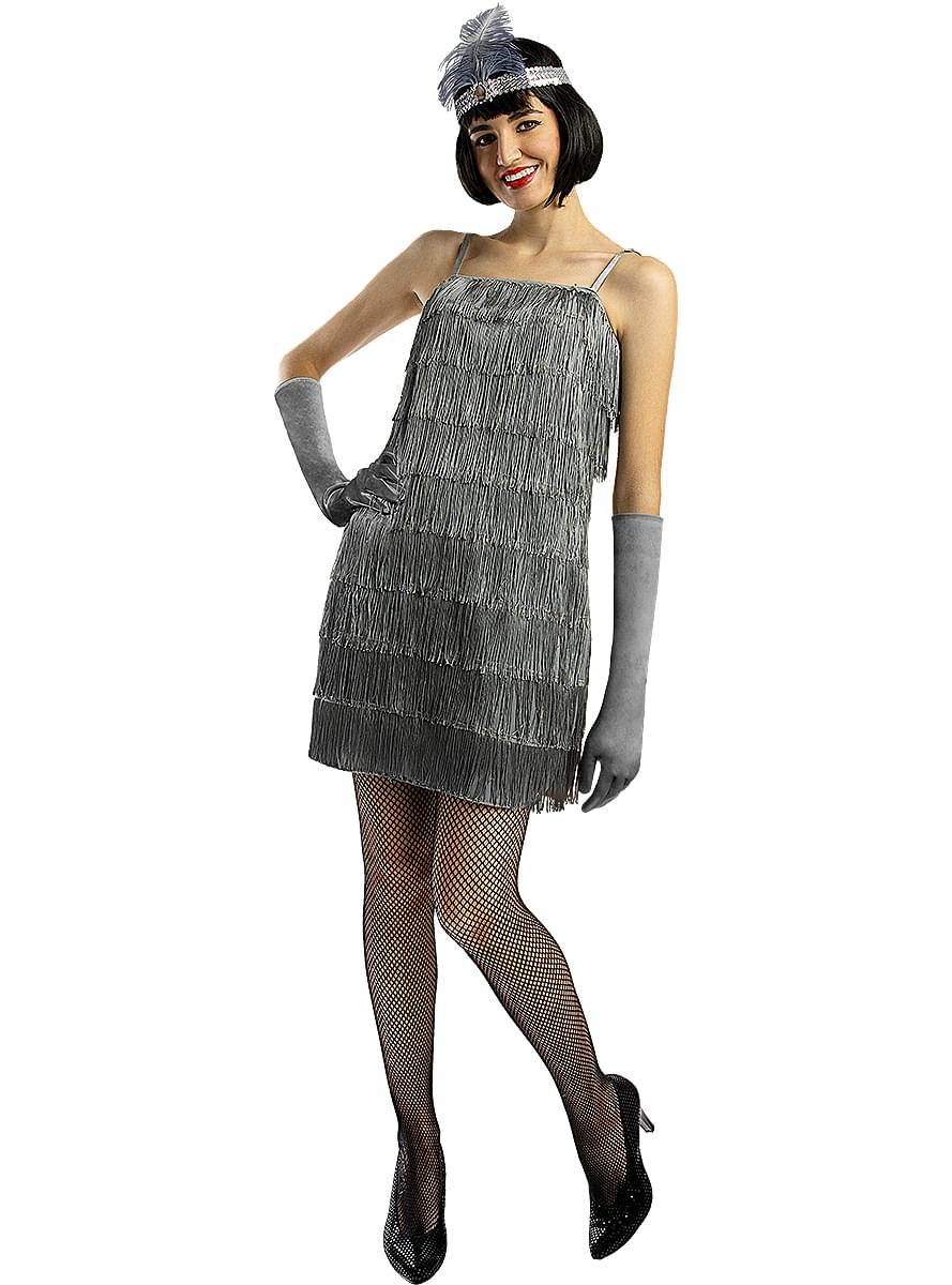 look vestuario plateado estilo flapper, vestido plateado, collar en V, chal plateado