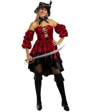 Una mujer con traje de pirata