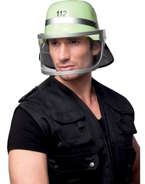 Kask strażak idący na pomoc dla dorosłych