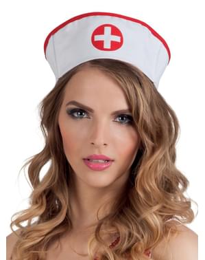 महिला की लाल और काली नर्स की टोपी