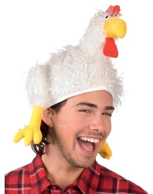Възрастен е поставяне на кокошка шапка