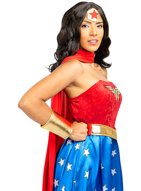 Stupenda donna in costume di Wonder Woman su sfondo scuro foto stock