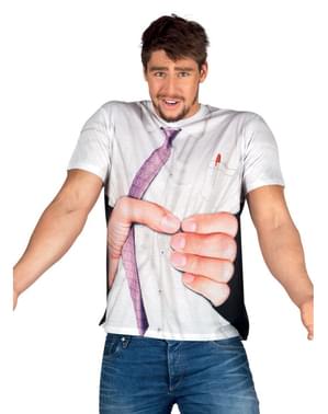 Чоловічий працівник під тиском футболки