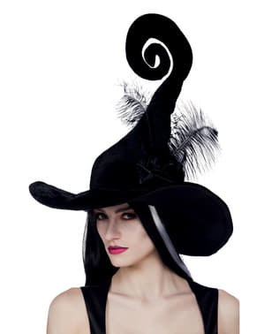 Kadının yaratıcı cadı şapkası
