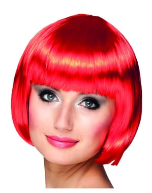 Късата червена перука на жената