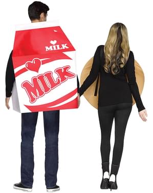 Costume de biscuiți și sticle de lapte