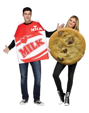 Costume de biscuiți și sticle de lapte