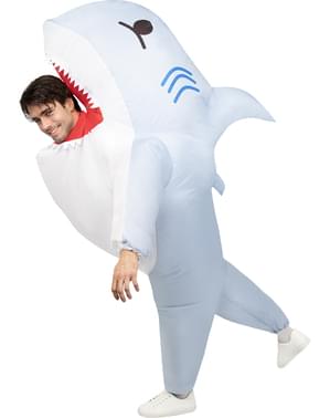 Oppusteligt haj kostume til voksne
