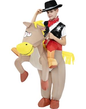 Fato aos ombros de cowboy com cavalo insuflável para meninos