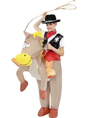 Verkleedkostuum op de rug van een cowboy met opblaasbaar paard voor kinderen