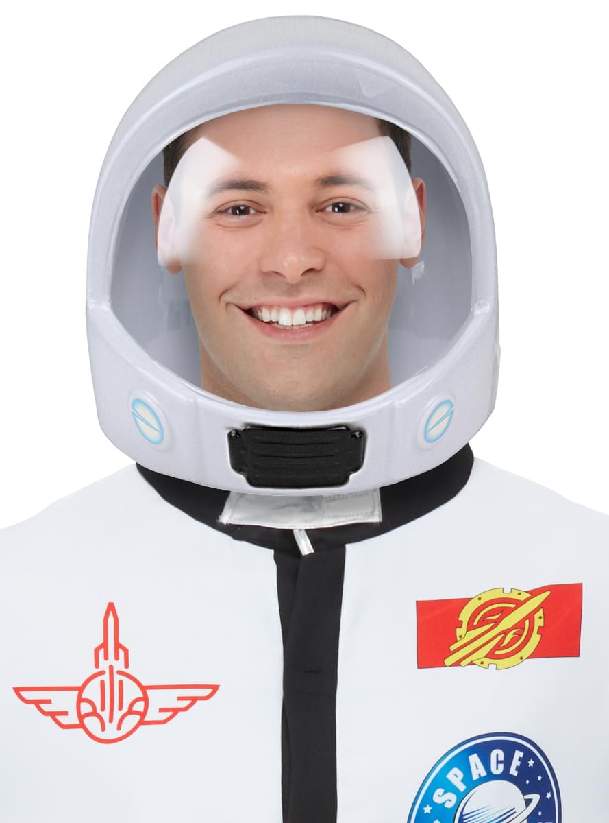 Fato de astronauta com capacete tamanho grande